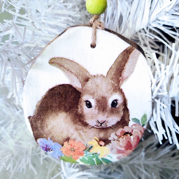 HAND CRAFTED SPRING/EASTER BUNNY RABBIT BEADED WOOD ORNAMENT/TIERED TRAY DECOR - Picture 2 of 4